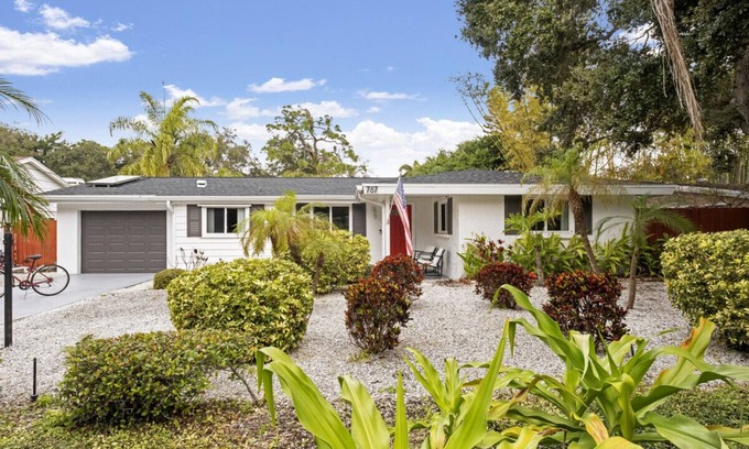 Indian Beach Sapphire Shores Villa | Sarasota Jungle Garden Villa