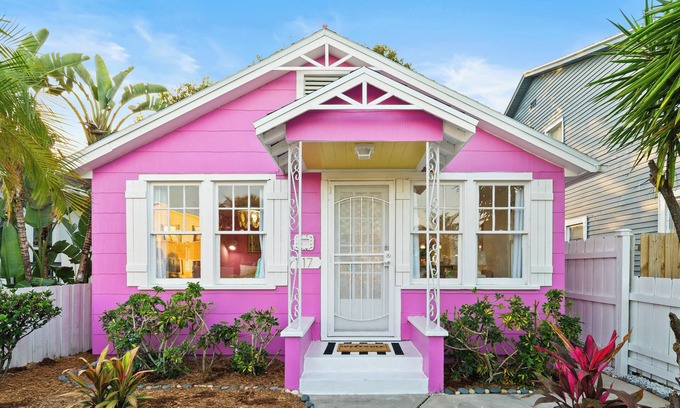 Lake Worth House | Sauna; Bar; Beach; Walk Downtown; Courtyard; Artsy; Family and Pet Friendly