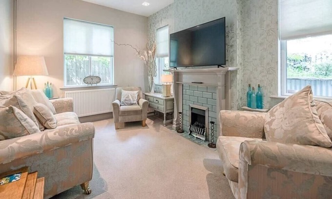 Felixstowe House | Saxon Lodge Cottage near beach, Felixstowe