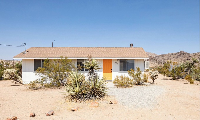 Joshua Tree Cabin | Scenic Casa Cabin Stargazing Dome Spa Pool Ebikes