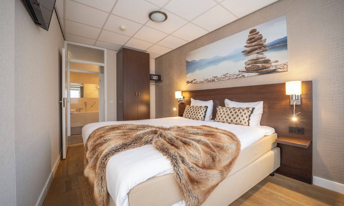 Edelstenenbuurt Hotel | Scenic Escape with Complimentary Breakfast, Parking and Local Trails
