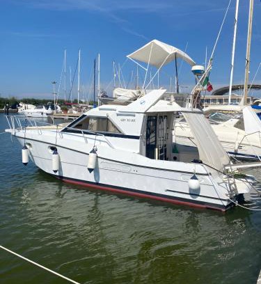 Fiumicino Boat Rental | Scoglietto Fiumicino, aperitivo e colazione incluse - bici comprese nel prezzo- barca a motore