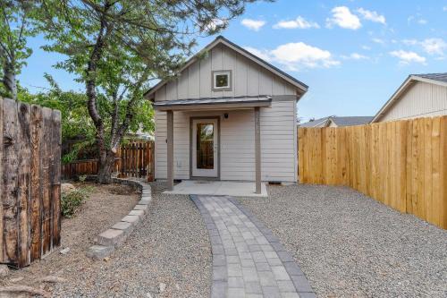 Redmond House | Scrubjay Suite - Meredith Lodging