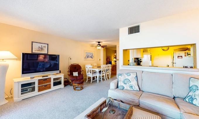 Bethany Beach Condo | Sea Colony Ocean 1st-floor condo with pool & basketball court