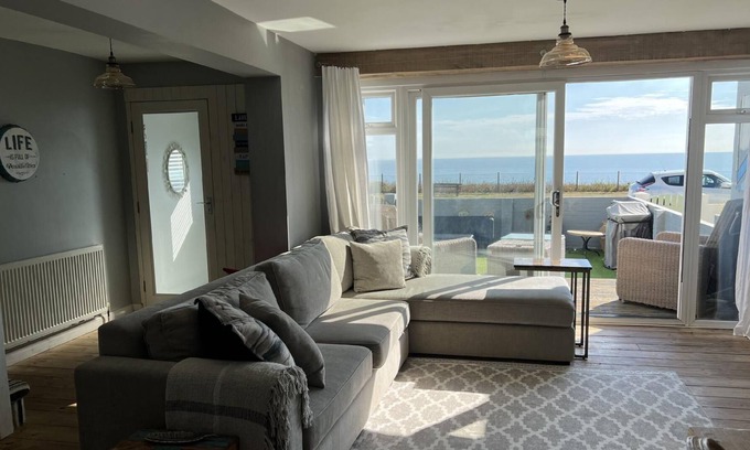 Peacehaven House | Sea Facing 2BD Terraced Home - Peacehaven