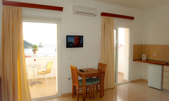 Agios Gordios Apartment | Sea view studio