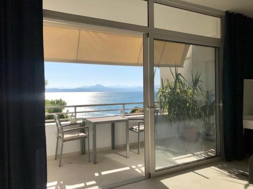 Loutraki-Agioi Theodoroi Apartment | Sea view studio