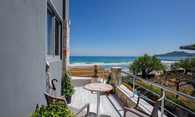 Alykes Apartment | Sea View Suite - Golden Dolphin Studios