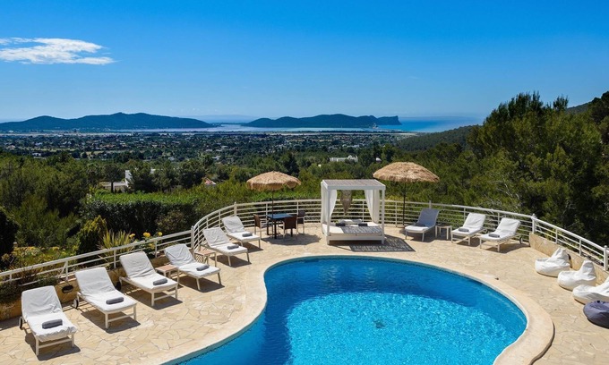 Sant Josep de sa Talaia Villa | Sea-view Villa, KM4/8 min. from Playa d'en Bossa/DJ equipment