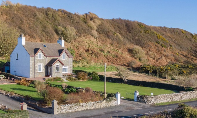 Newton Stewart Cottage | Seabank - a house that sleeps 8 guests in 4 bedrooms