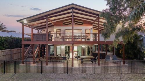 Agnes Water House | Seabreeze - 5 BR w Pool Table - Beachfront