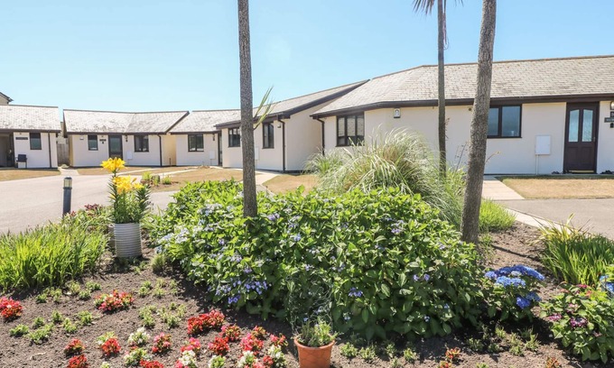 Longrock House | SEABREEZE, country holiday cottage, with a garden in Marazion