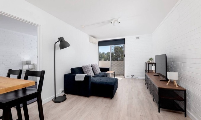 Mosman Park Apartment | Seabreeze Escape – Stylish 1BR Apartment Close to Beach & River