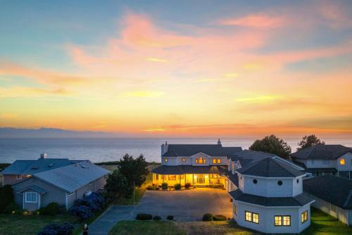 Oak Harbor House | Seacliff Haven Waterfront Luxury Stunning Views Hot Tub Game Room