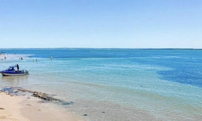 Seaford Apartment | Seaford - Seabreeze; Beautiful Beachfront, 2-Bedroom Apartment - WiFi, Netflix.