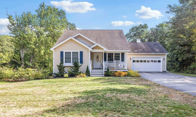 Kennebunk House | Seaglass Landing | Quick drive to beach