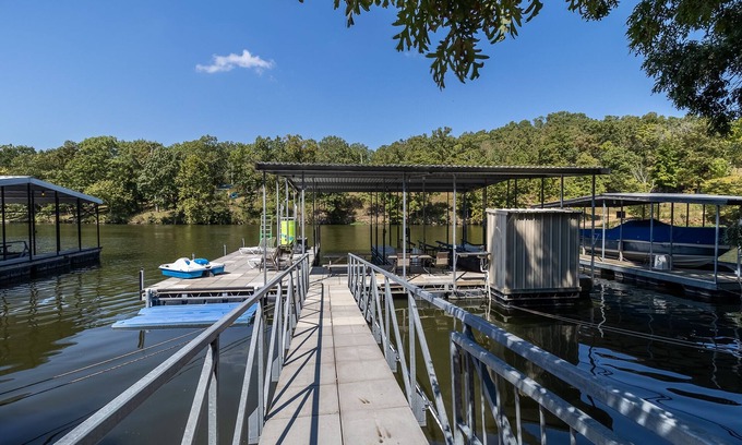 Osage Beach House | Seagull 2 - 4 Bdrm waterfront house with private dock