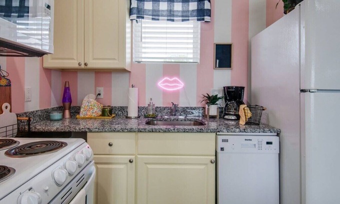 Maxwell Apartment | Seahawks vs Titans, modern kitchen, 4K TV near Nissan Stadium & Broadway