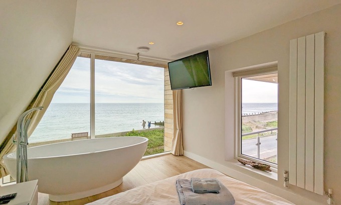 Selsey Cottage | Seal View - sleeps 10 guests in 5 bedrooms