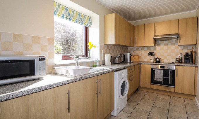 Suladale Cottage | SEALLADH AN LOCHA COTTAGE, family friendly, with a garden in Portree