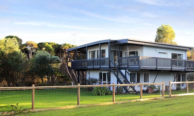 Smiths Beach House | Seanic at Smiths close to YCW beach. Enjoy a winter escape! Book a 3rd night for half price!