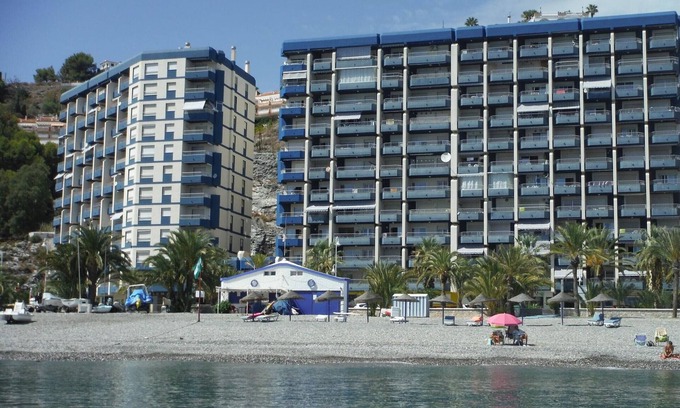 Velilla-Taramay Apartment | Seaside apartment with pool, tennis, and Wi-Fi in Almuñécar