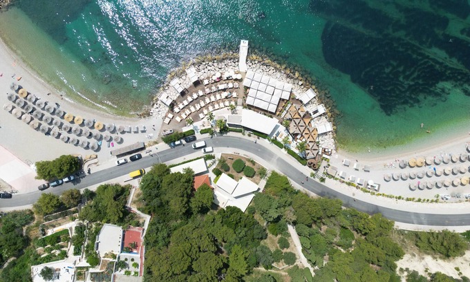 Znjan Apartment | Seaside Apartment with Pool