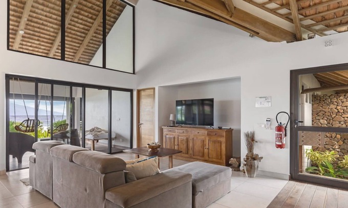 Temae Villa | Seaside Haven: Expansive 3BR Villa in Moorea