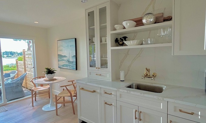 Sidney House | Seaside Haven Oceanfront Suite - Private Hot Tub