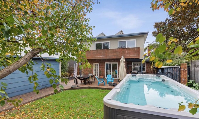 Mornington House | Seaside Retreat with Swim Spa (6m x 2.3m)