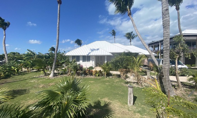 Treasure Cay House | Seasmoker Boat House with Dock Space