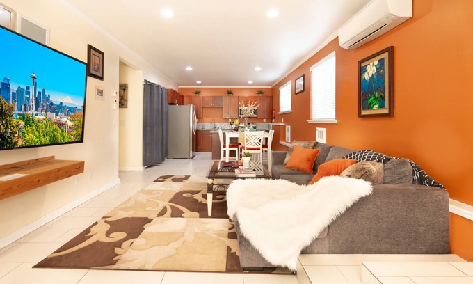 Brighton Apartment | Seattle Guest Suite with Private Yard