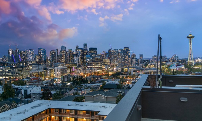 East Queen Anne House | Seattle Skyline Views! Walk to Space Needle! Rooftop deck! Beautiful design!