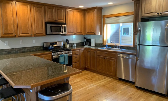 Old Ballard House | Seattle Vacation Home: Ballard Townhome - Impeccably finished 2 bedroom/2.5 bathrooms with parking