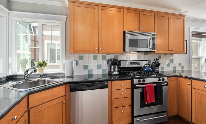 Miller Park House | Seattle Vacation Home: Wall Street - Luxury 3 bed/2.5 bath, great location