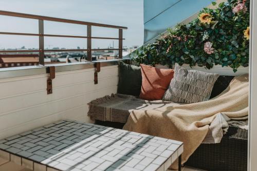 Kallio Apartment | Seaview Loft with Private Balcony and Sauna