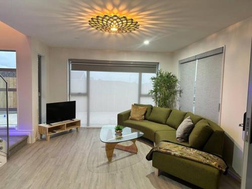 Hillsborough House | Seaviews central with Airport Proximity"