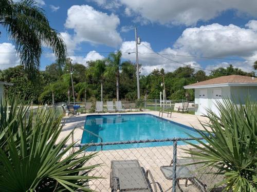 Roseland Hotel | Sebastian Gardens Inn & Suites