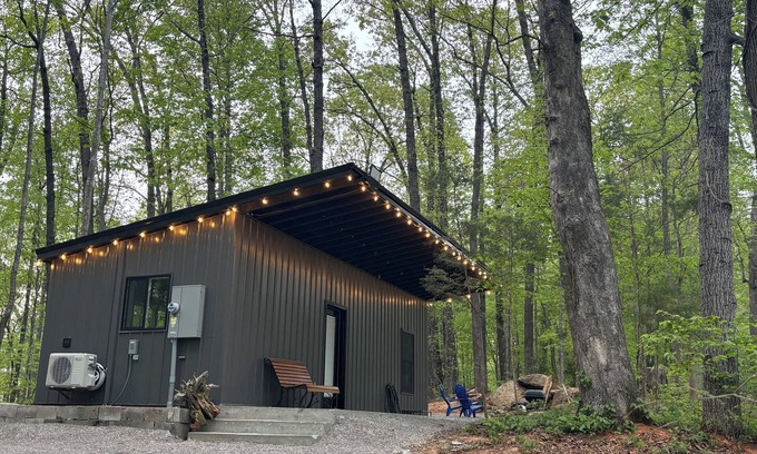 Byrdstown Cabin | Secluded 1 br cabin getaway with AC, WiFi in charming Byrdstown on Dale Hollow