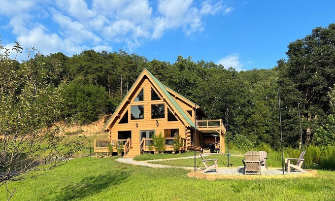 Ellijay Cabin | Secluded 17 acres Log Cabin-Minutes to Carter's Lake