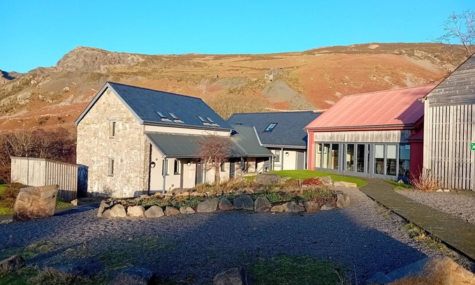 Llithfaen Apartment | Secluded and tranquil retreat between mountain and sean Encil diarffordd, tawel