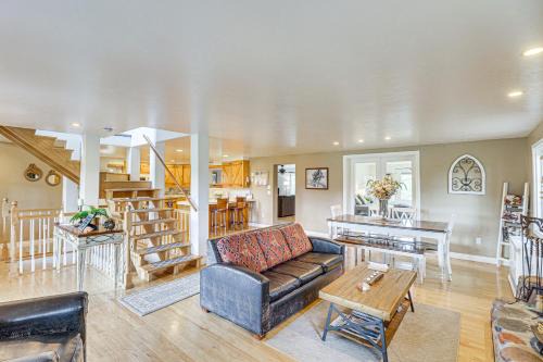 Bigfork House | Secluded Bigfork Cabin with Yard and Fire Pit!