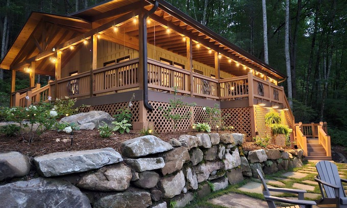 Cullowhee House | Secluded Bungalow near Lake Glenville & Cashiers!