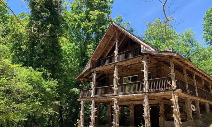Lovingston Cabin | SECLUDED LAKE FRONT LOG CABIN