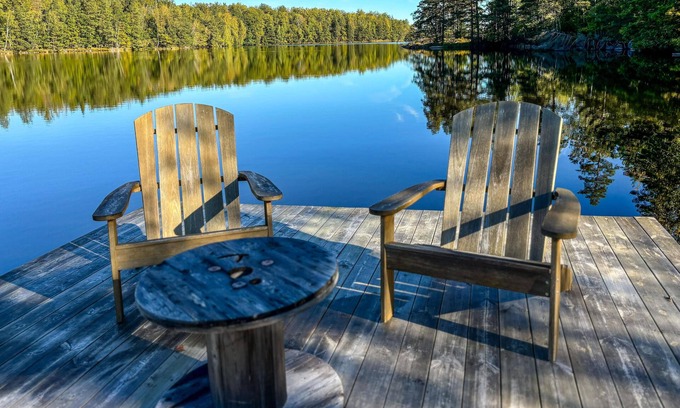 Hjorted House | Secluded lakeside house with sauna, jacuzzi and boat in Småland