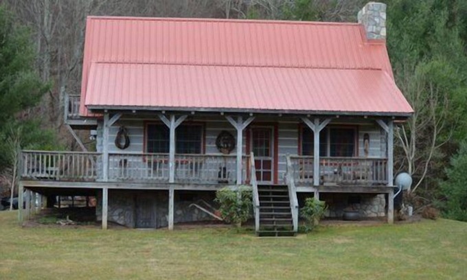 Independence Cabin | Secluded Log Cabin With Gorgeous Mountain View