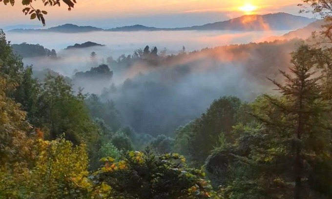 Lansing Cabin | Secluded log cabin w/hot tub and wood burning fireplace near West Jefferson