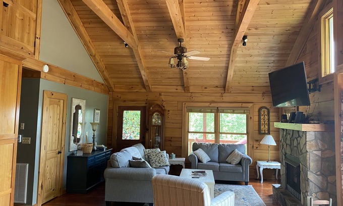 Peaks Cabin | Secluded Mountain Top Cabin with Game Room in Bedford