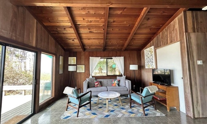 Fort Bragg House | Secluded Ocean View Mid-Century Modern Retreat