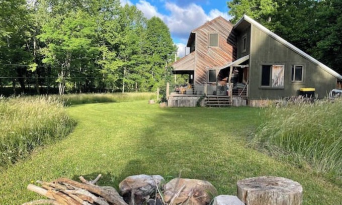 Davis House | Secluded River access , restored farmhouse along Dry Fork River